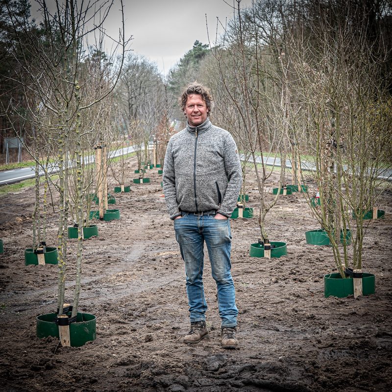 Eltjo Rendering tussen het plantgoed op de kwekerij