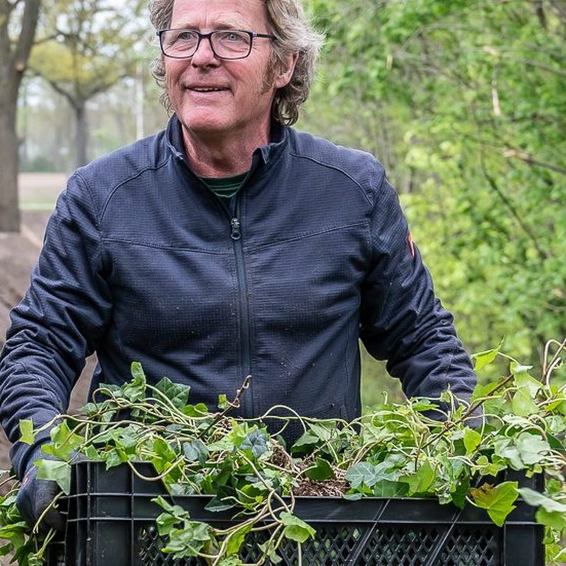 Oswald te Dorsthorst met een krat plantgoed